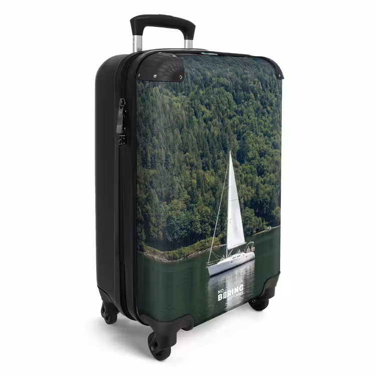 Koffer - Segelboot – Wasser – Berge – Natur – Grün - Zeilboot - Water - Bergen - Natuur - Groen NBS - Handbagage koffer - Volwassenen Unisex middel