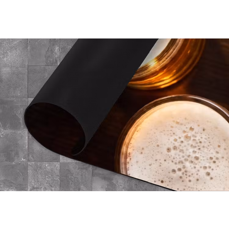 Bier - Glazen - Schuim - Hout - Drank Keukenloper - keukenmat middel -closeup