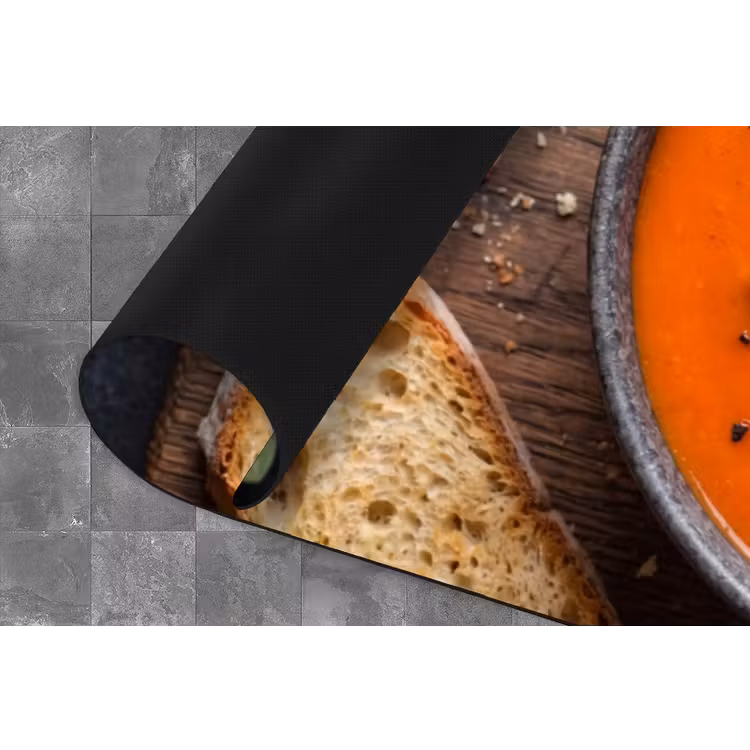 Eten - Soep - Basilicum - Rustiek - Rood Keukenloper - keukenmat middel -closeup