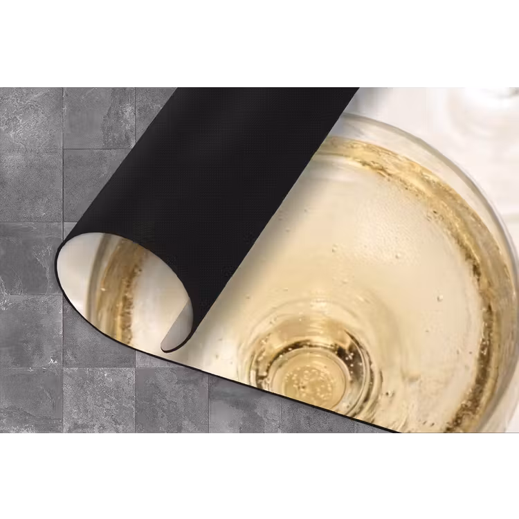 Drank - Glazen - Feest - Goud Keukenloper - keukenmat middel -closeup