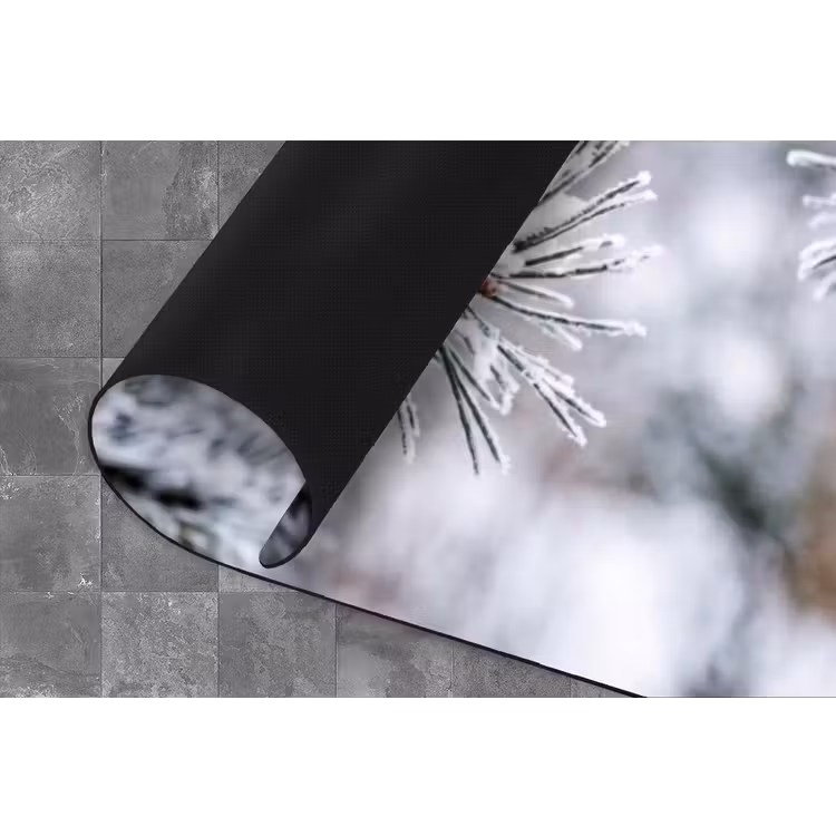 Dennenappel - Tak - Sneeuw - Winter - Sfeervol Keukenloper - keukenmat middel -closeup
