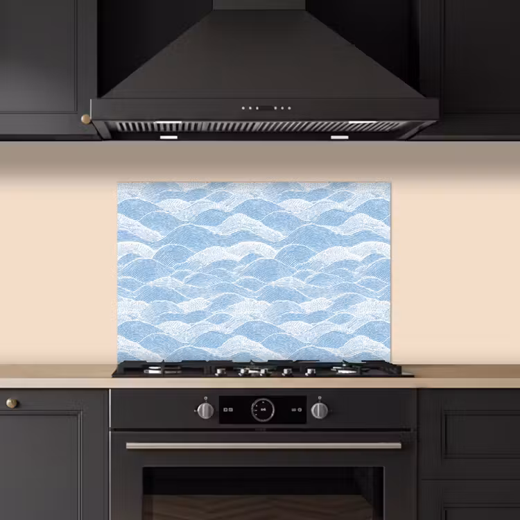 Blauw - Wit - Golven - Getekend keuken achterwand spatscherm klein 900 -sfeer1