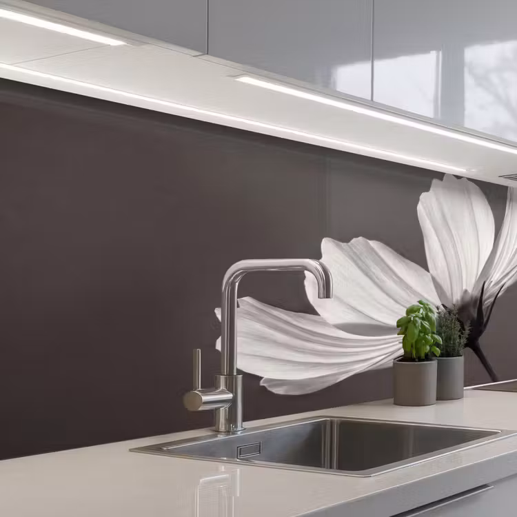 Bloem - Minimalistisch - Zwart - Wit keuken achterwand 2 middel -3d_schuin