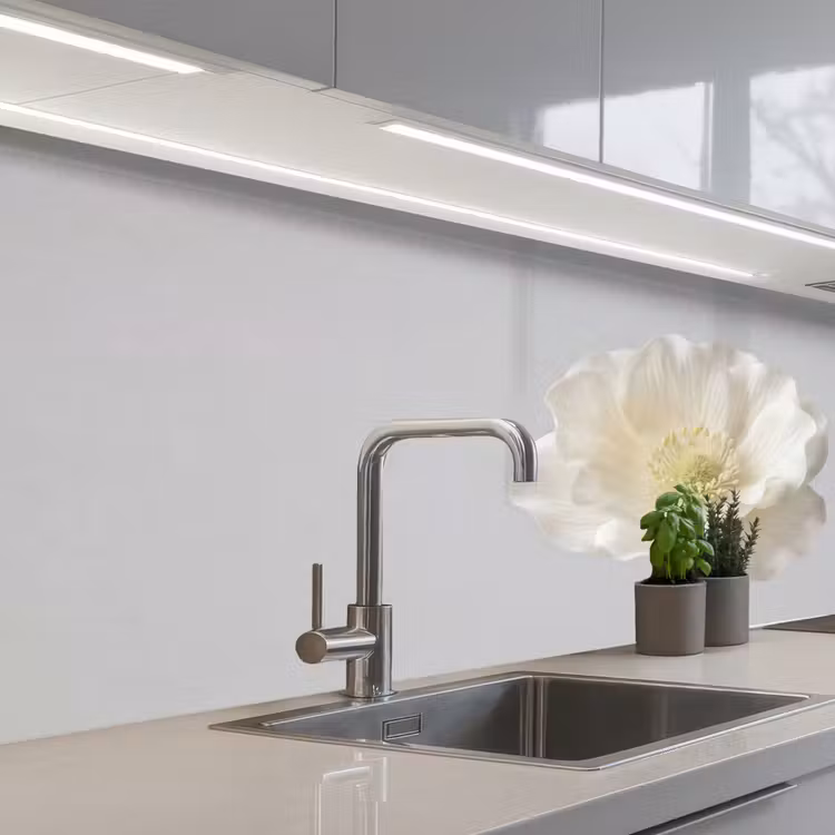 Bloem - Minimalistisch -Wit keuken achterwand 2 middel -3d_schuin
