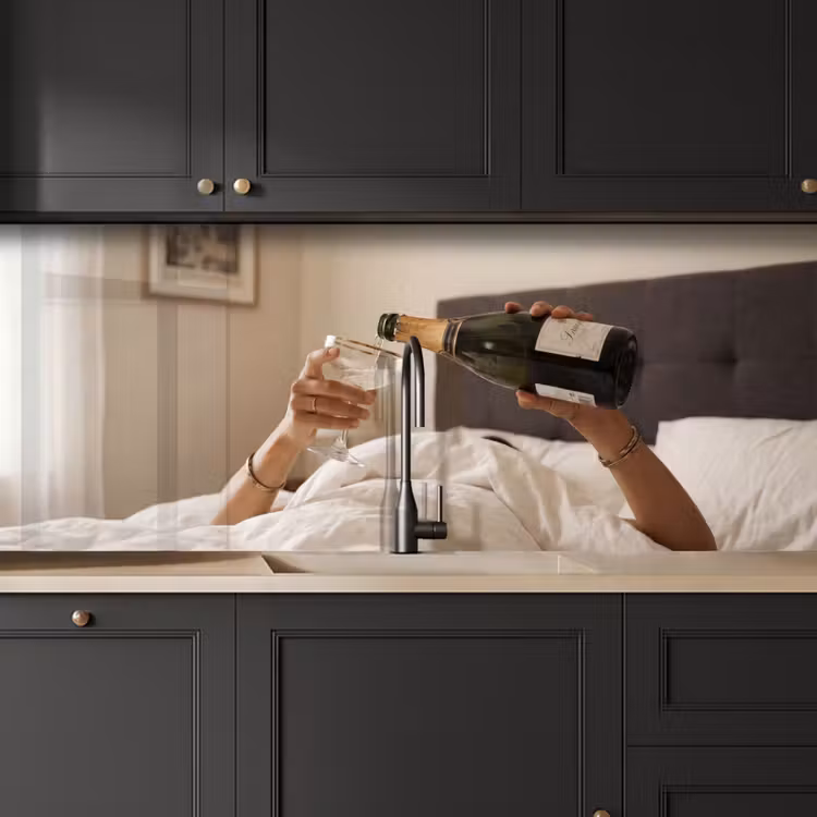 Champagne - Bed - Bubbels keuken achterwand 2 middel -sfeer1