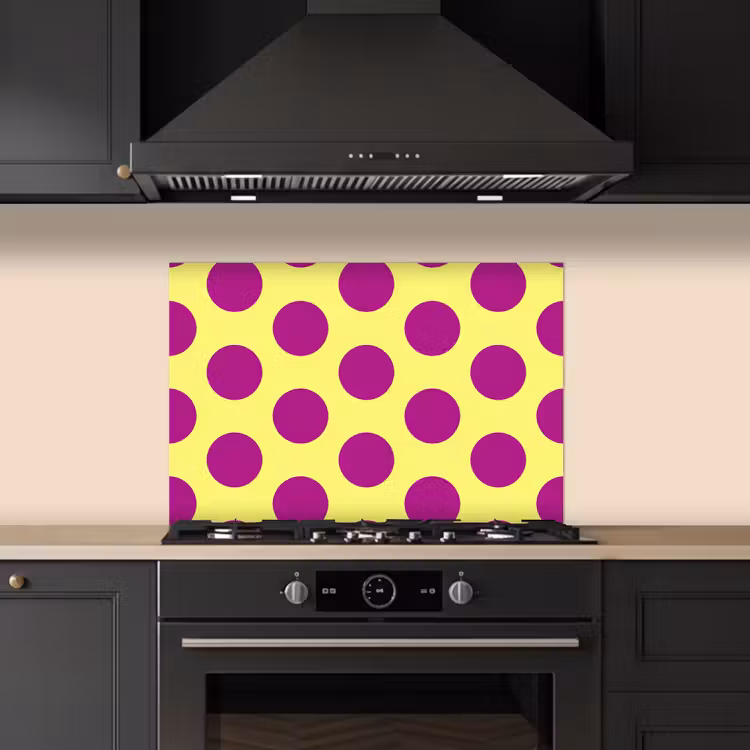 Dots - Klassiek - Geel keuken achterwand spatscherm klein 900 -sfeer1