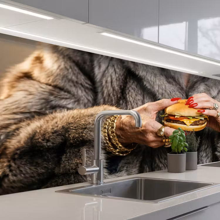 Vrouw - Hamburger - Bontjas keuken achterwand 2 middel -3d_schuin