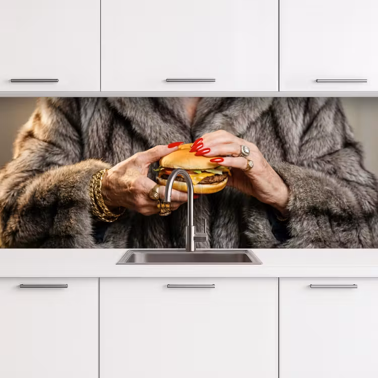 Vrouw - Hamburger - Bontjas keuken achterwand 2 middel -3d