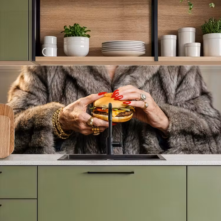 Vrouw - Hamburger - Bontjas keuken achterwand 2 middel -sfeer3