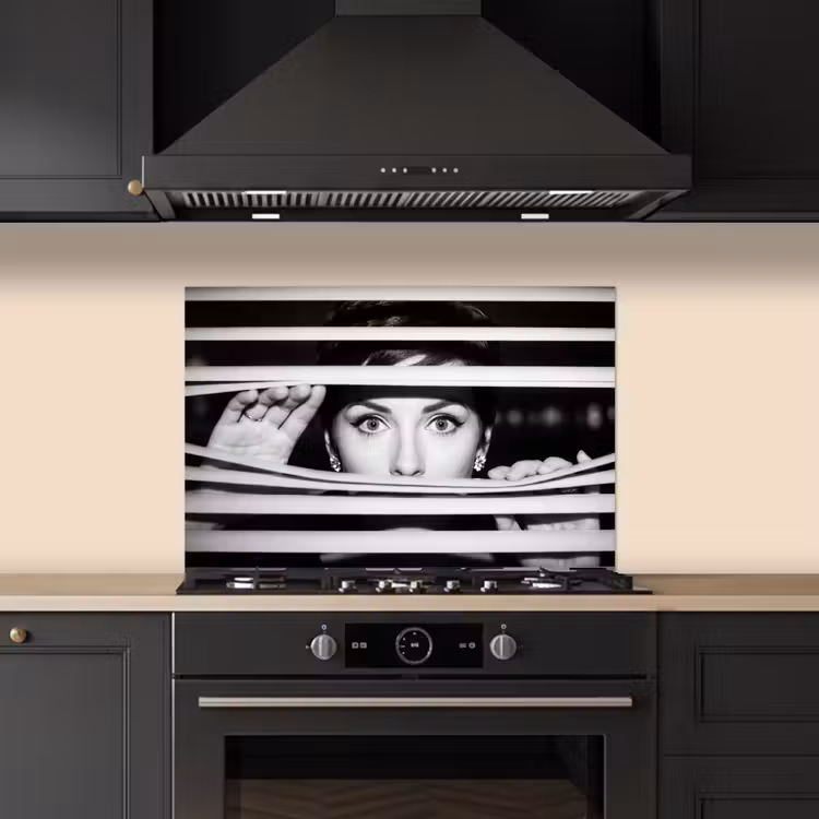 Vrouw - Jaloezieën - Portret - Zwart-wit keuken achterwand spatscherm klein -sfeer1