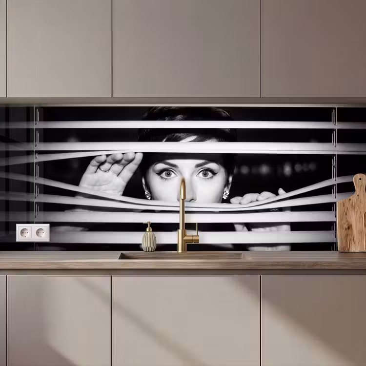 Vrouw - Jaloezieën - Portret - Zwart-wit keuken achterwand 2 middel zz_3dshopping