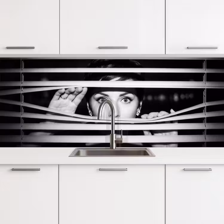 Vrouw - Jaloezieën - Portret - Zwart-wit keuken achterwand 2 middel -3d