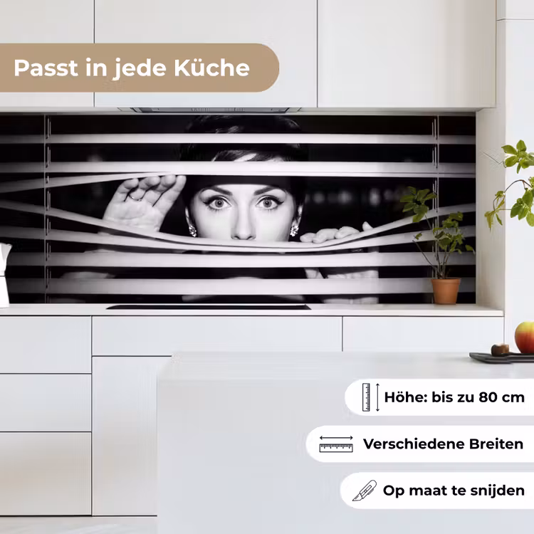 Vrouw - Jaloezieën - Portret - Zwart-wit keuken achterwand 2 middel -sfeer4_DE