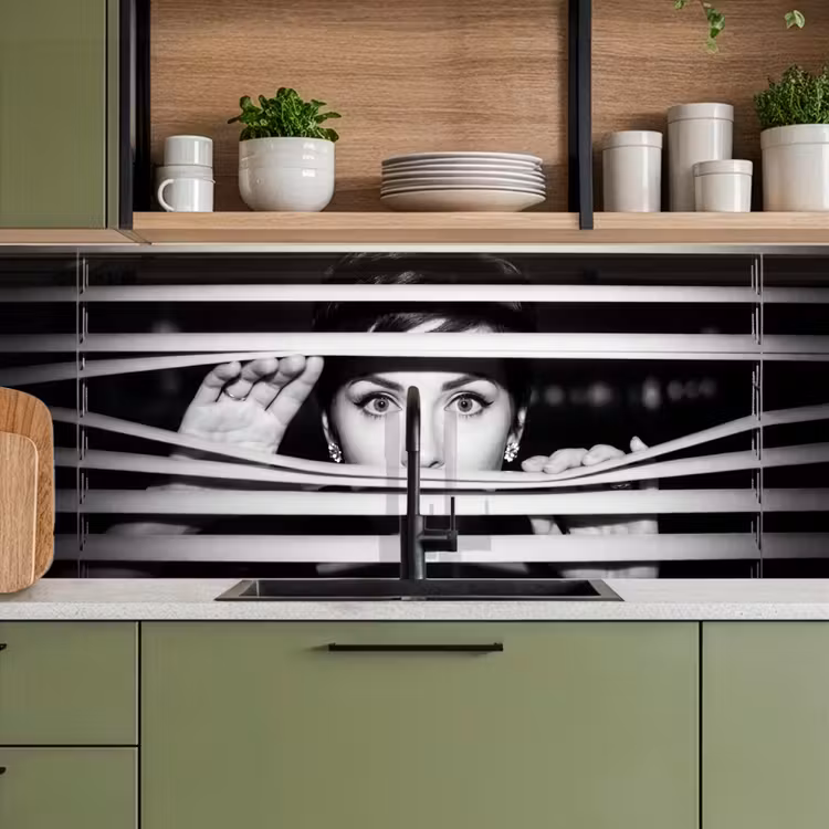 Vrouw - Jaloezieën - Portret - Zwart-wit keuken achterwand 2 middel -sfeer3