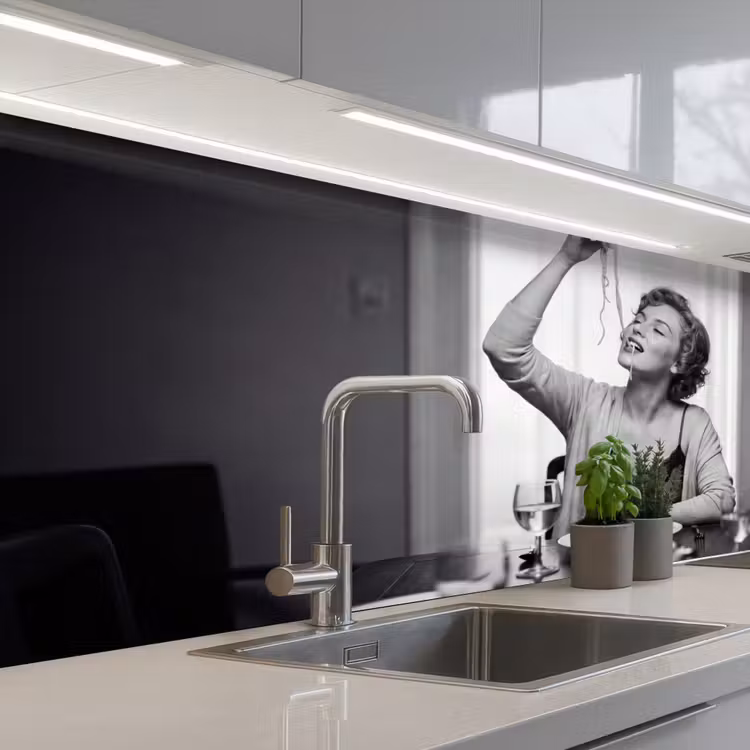 Vrouw - Spaghetti - Zwart - Wit keuken achterwand 2 middel -3d_schuin
