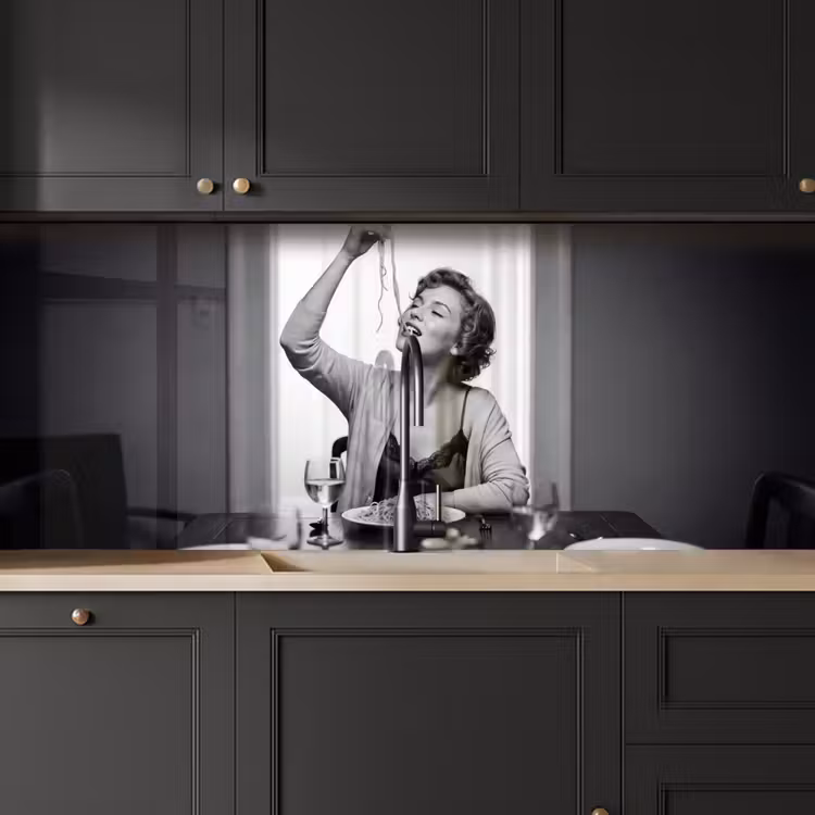 Vrouw - Spaghetti - Zwart - Wit keuken achterwand 2 middel -sfeer1