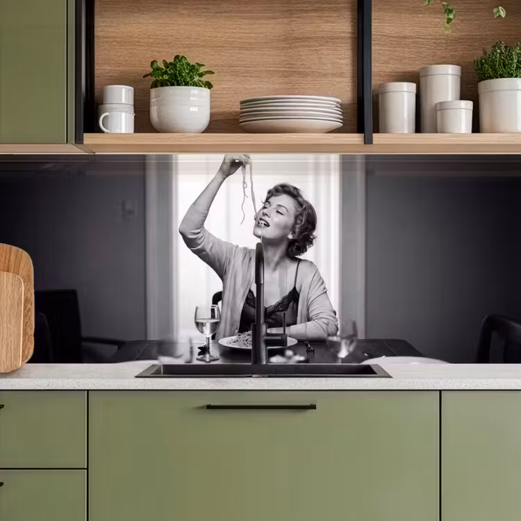 Vrouw - Spaghetti - Zwart - Wit keuken achterwand 2 middel -sfeer3