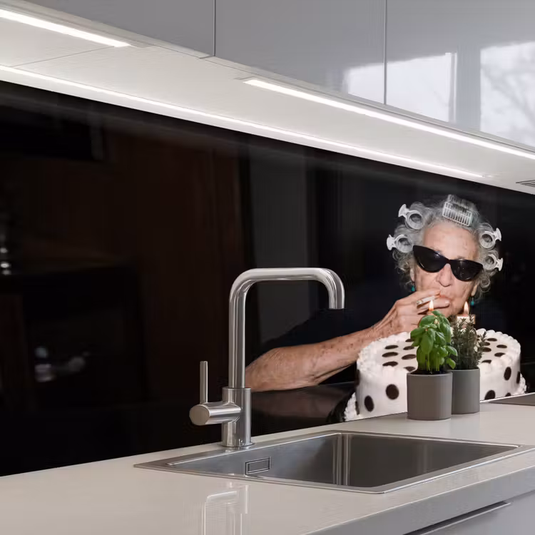 Verjaardag - Krulspeld - Oma keuken achterwand 2 middel -3d_schuin