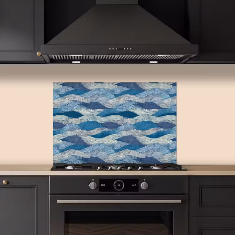 Getekend - Blauw - Wit - Golvend - Streepjes keuken achterwand spatscherm klein 900 -sfeer1