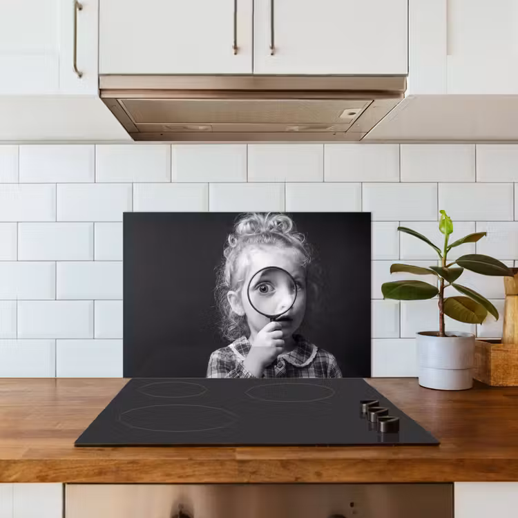 Kind - Vergrootglas - Portret - Zwart-wit keuken achterwand spatscherm klein -sfeer2