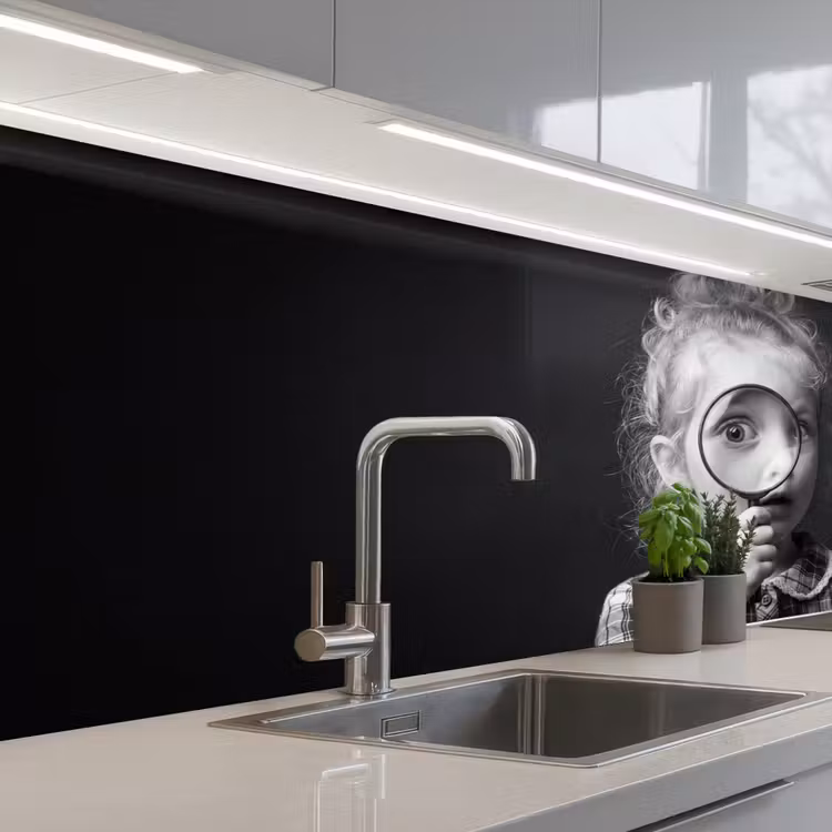 Kind - Vergrootglas - Portret - Zwart-wit keuken achterwand 2 middel -3d_schuin