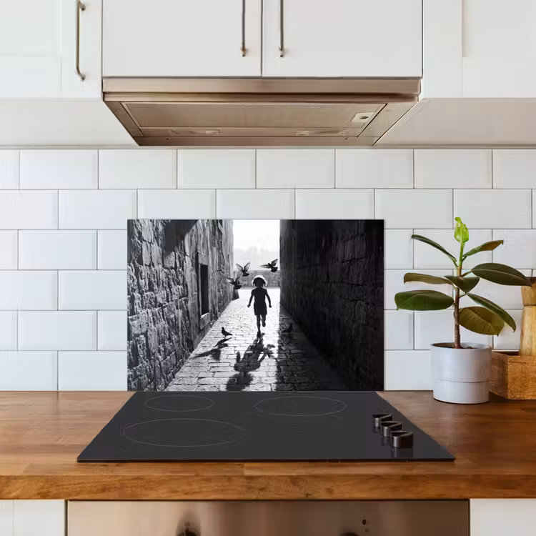 Kind - Vogel - Straat - Zwart-wit - Spelen keuken achterwand spatscherm klein -sfeer2