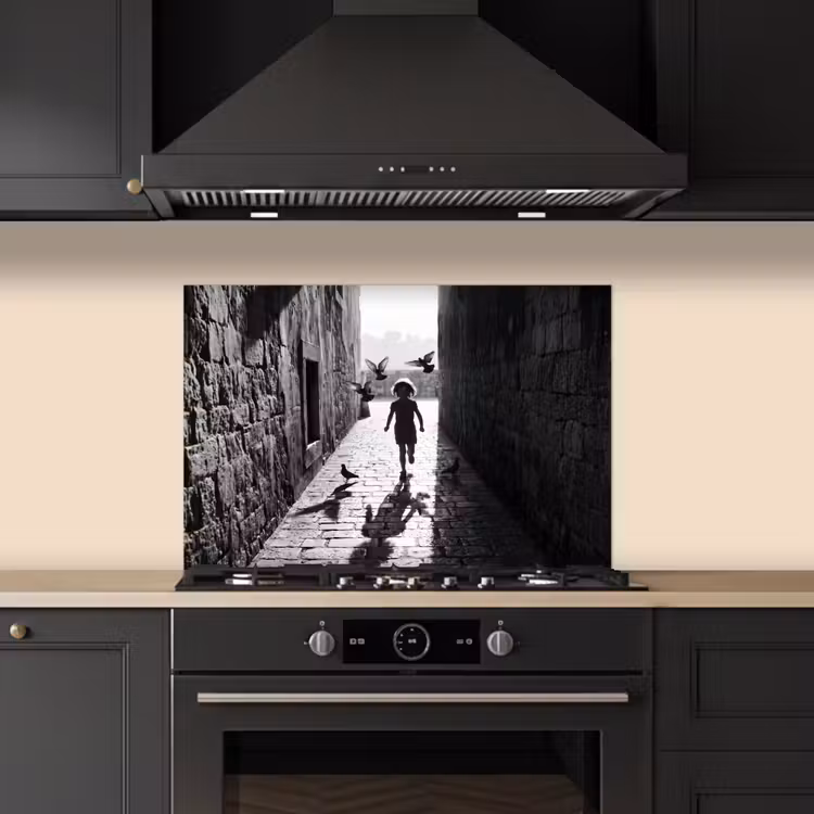 Kind - Vogel - Straat - Zwart-wit - Spelen keuken achterwand spatscherm klein -sfeer1
