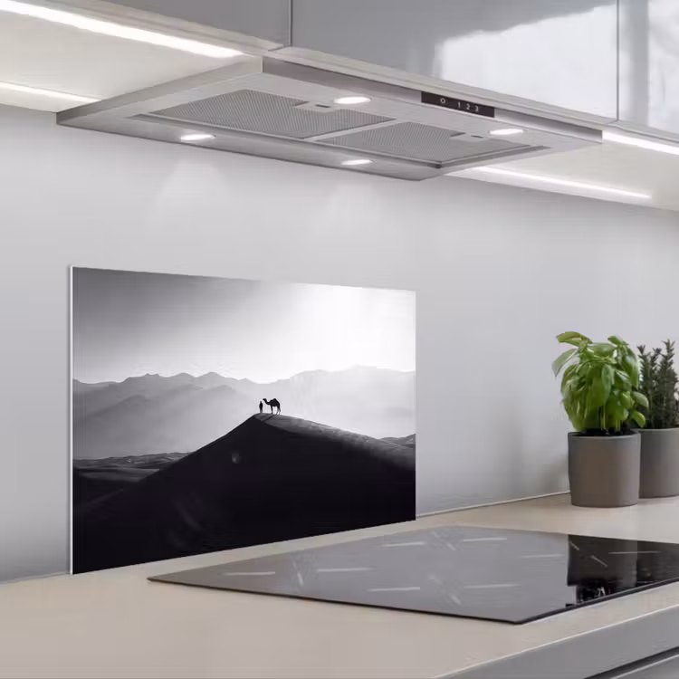 Mens - Kameel - Zandduin - Natuur - Monochroom keuken achterwand spatscherm klein -3d_schuin