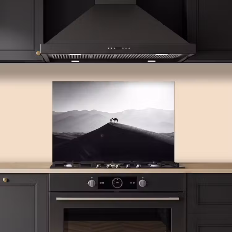Mens - Kameel - Zandduin - Natuur - Monochroom keuken achterwand spatscherm klein -sfeer1