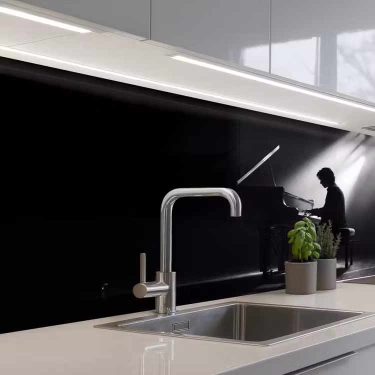 Persoon - Piano - Muziek - Zwart-wit - Podium keuken achterwand 2 middel -3d_schuin