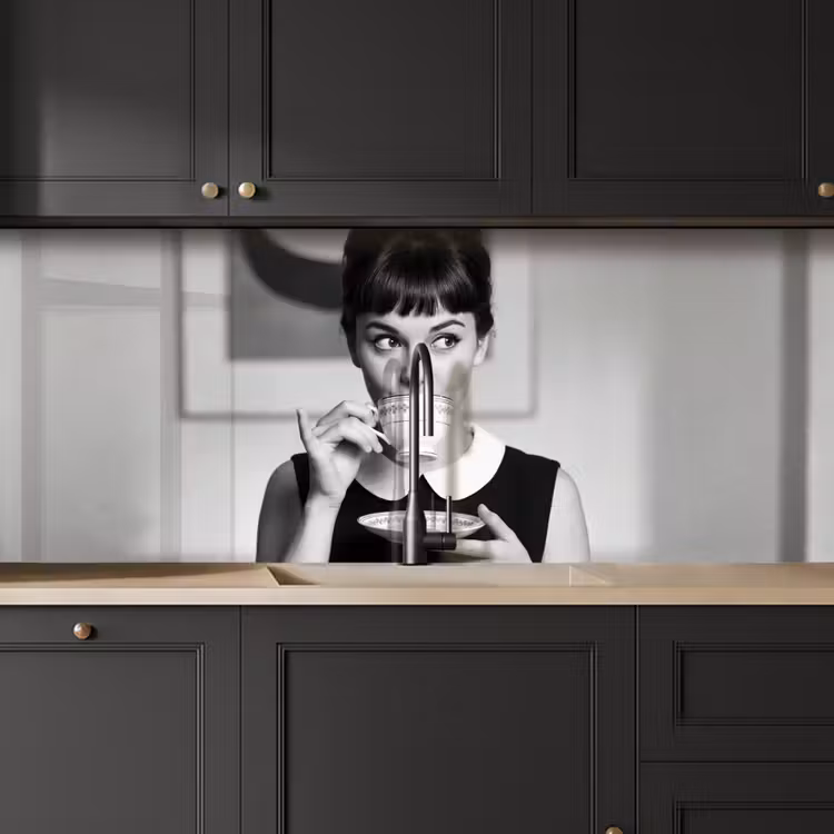 Portret - Thee - Vrouw keuken achterwand 2 middel -sfeer1