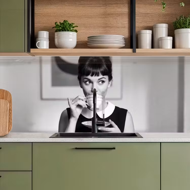 Portret - Thee - Vrouw keuken achterwand 2 middel -sfeer3