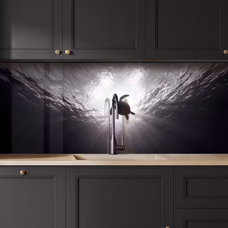 Schildpad - Onderwater - Lichtstralen - Oceaan - Zwart-wit keuken achterwand 2 middel -sfeer1