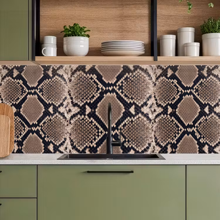 Slangenprint - Python - Bruin keuken achterwand 2 middel -sfeer3
