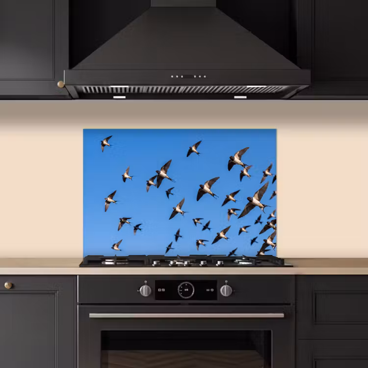 Zwaluwen - Vliegen - Blauw keuken achterwand spatscherm klein -sfeer1