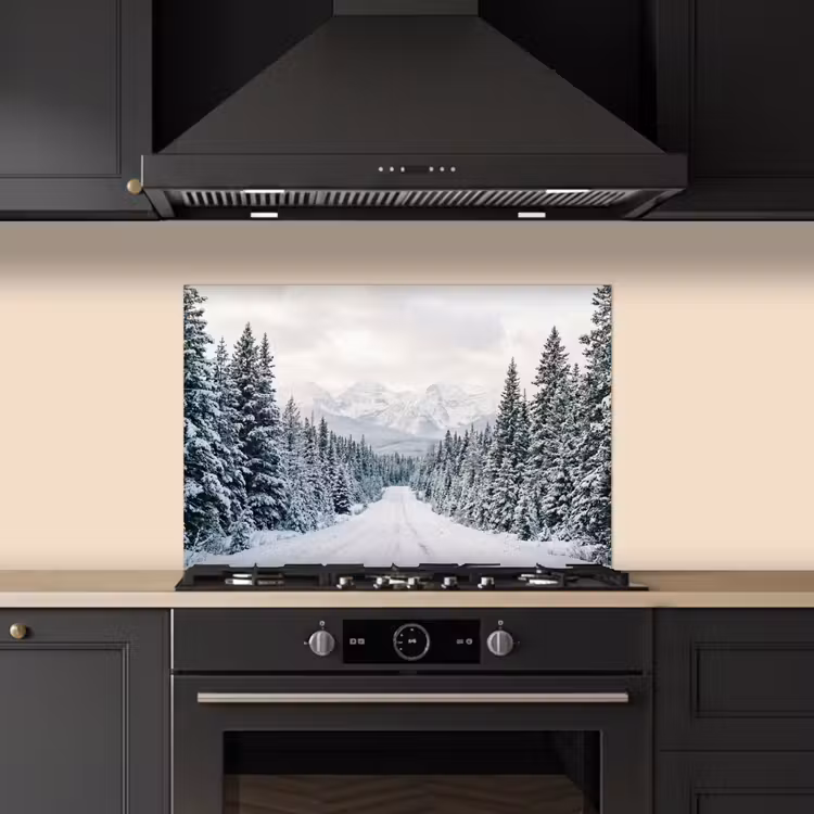 Weg - Sneeuw - Naaldbos - Winter - Avontuurlijk keuken achterwand spatscherm klein -sfeer1