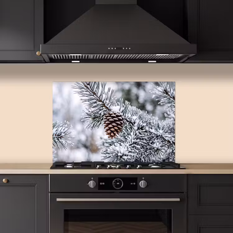 Dennenappel - Tak - Sneeuw - Winter - Sfeervol keuken achterwand spatscherm klein -sfeer1