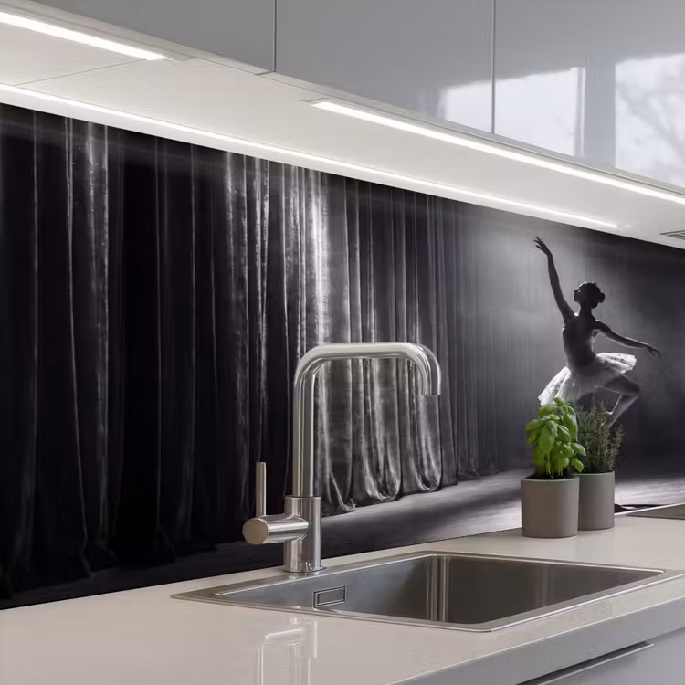 Danser - Podium - Zwart-wit - Kunst - Klassiek keuken achterwand 2 middel -3d_schuin