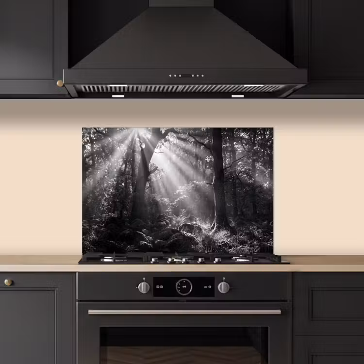Bos - Lichtstralen - Natuur - Zwart-wit keuken achterwand spatscherm klein -sfeer1