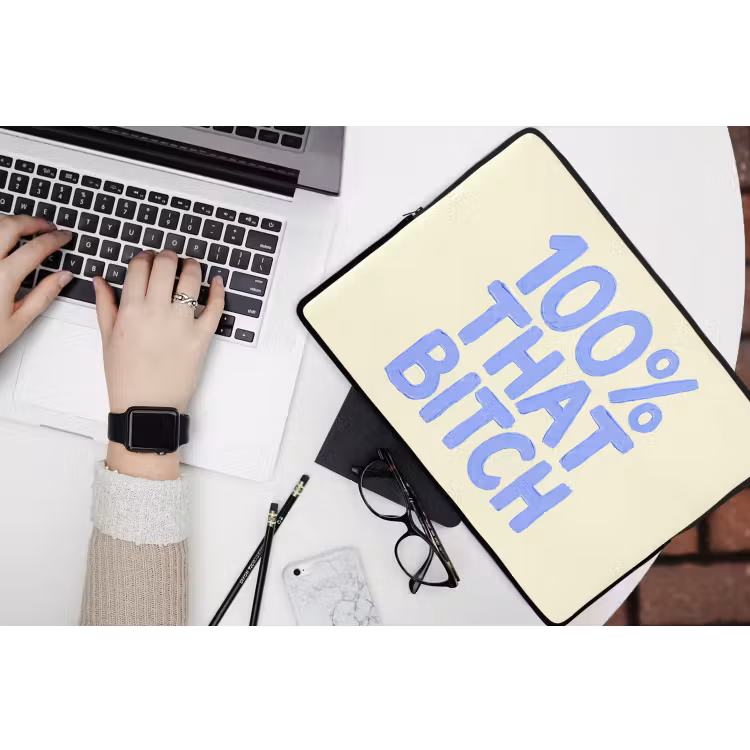 100% that bitch - Blauw - Wit laptophoes neopreen klein -bureau