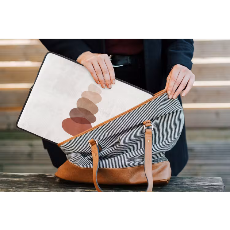 Abstractie - Gestapeld - Balans - Modern - Aardetinten laptophoes neopreen klein -tas