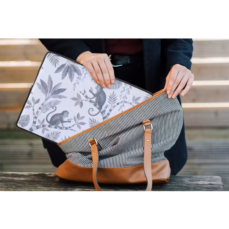 Aap - Boom - Bladeren - Jungle - Illustratie laptophoes neopreen klein -tas