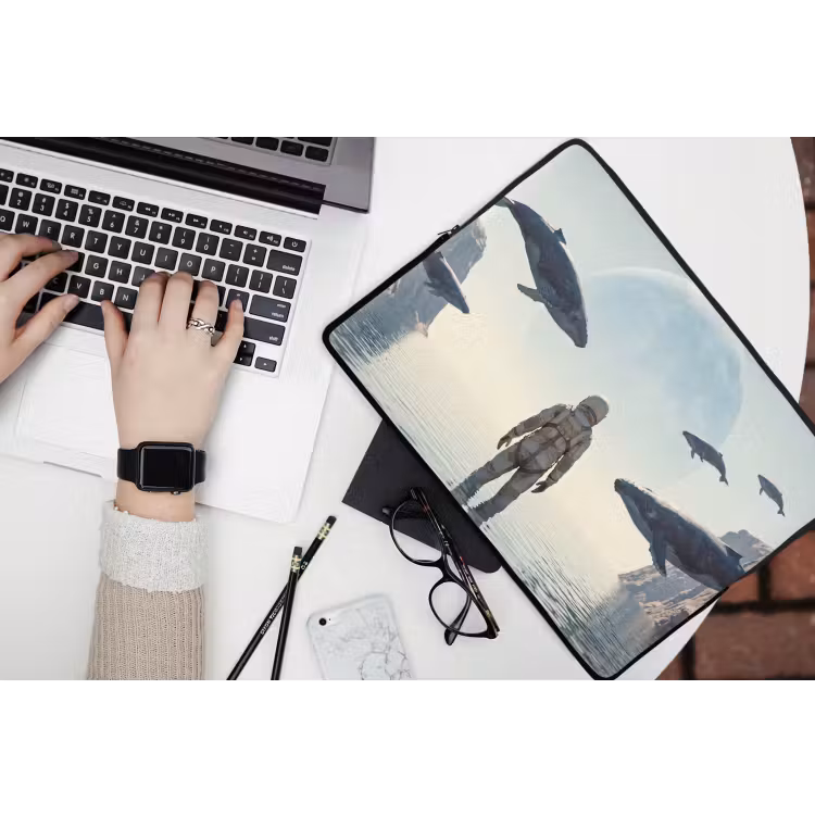 Laptop hülle - Astronaut – Wal – Fantasie - Ruimtevaarder - Walvis - Fantasie laptophoes neopreen klein