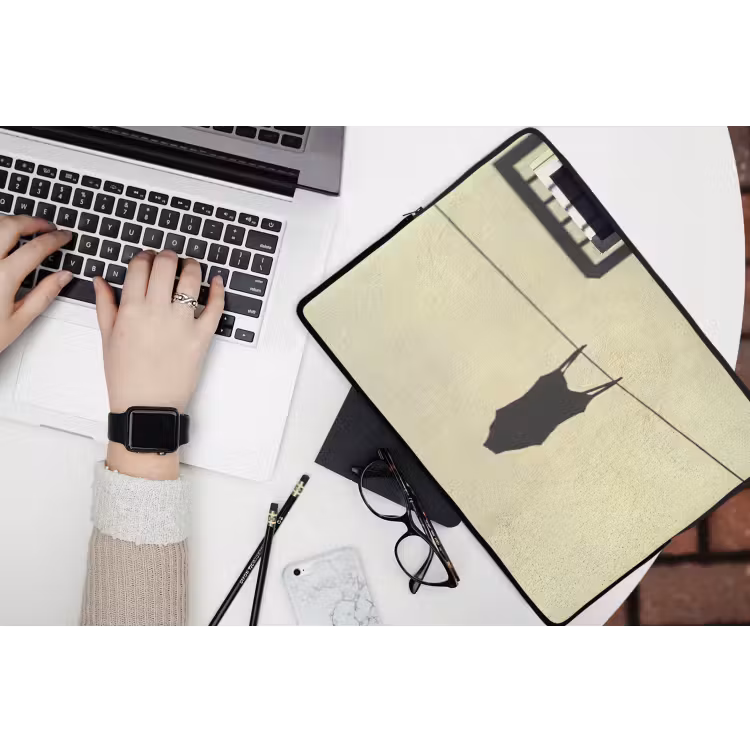 Badpak - Schaduw - Muur - Zomer - Minimalistisch laptophoes neopreen klein -bureau