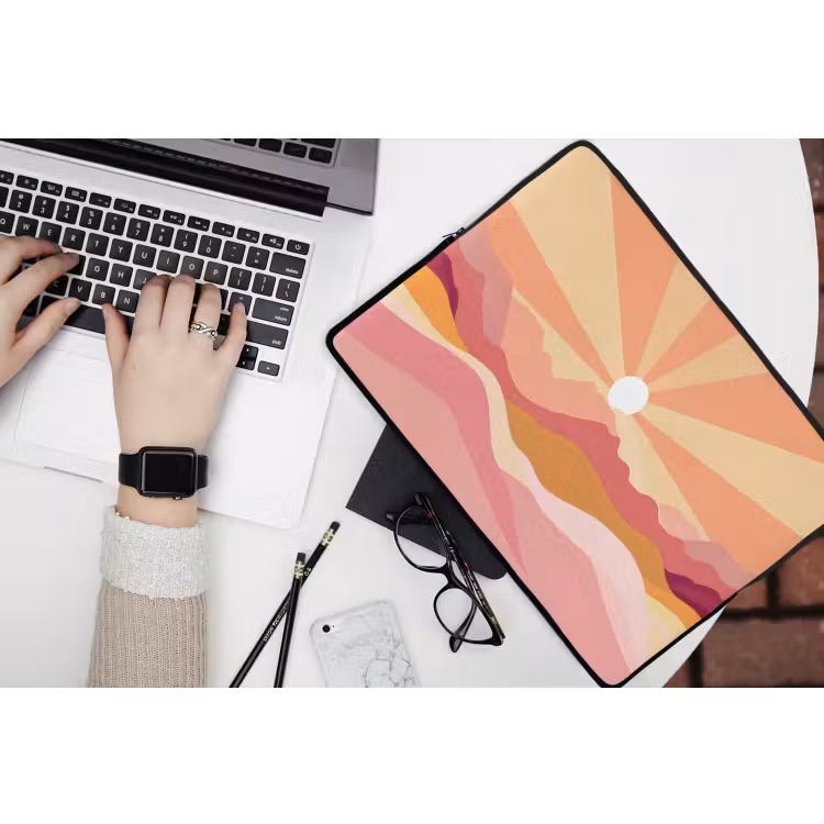 Bergen - Abstract - Zonnestralen - Roze laptophoes neopreen klein -bureau