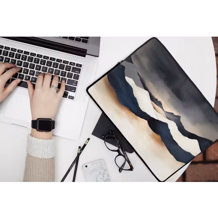 Bergen - Donkerblauw - Landschap laptophoes neopreen klein -bureau