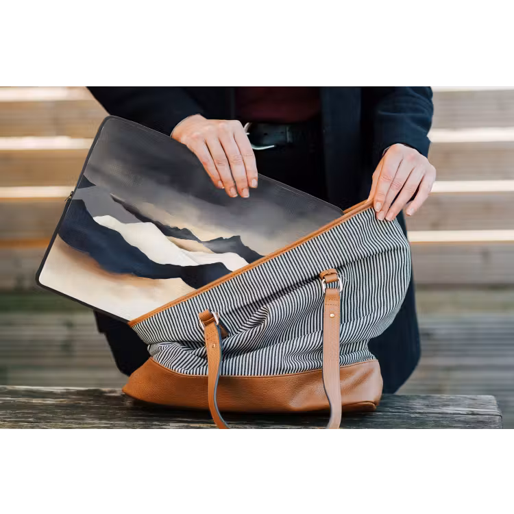 Bergen - Donkerblauw - Landschap laptophoes neopreen klein -tas