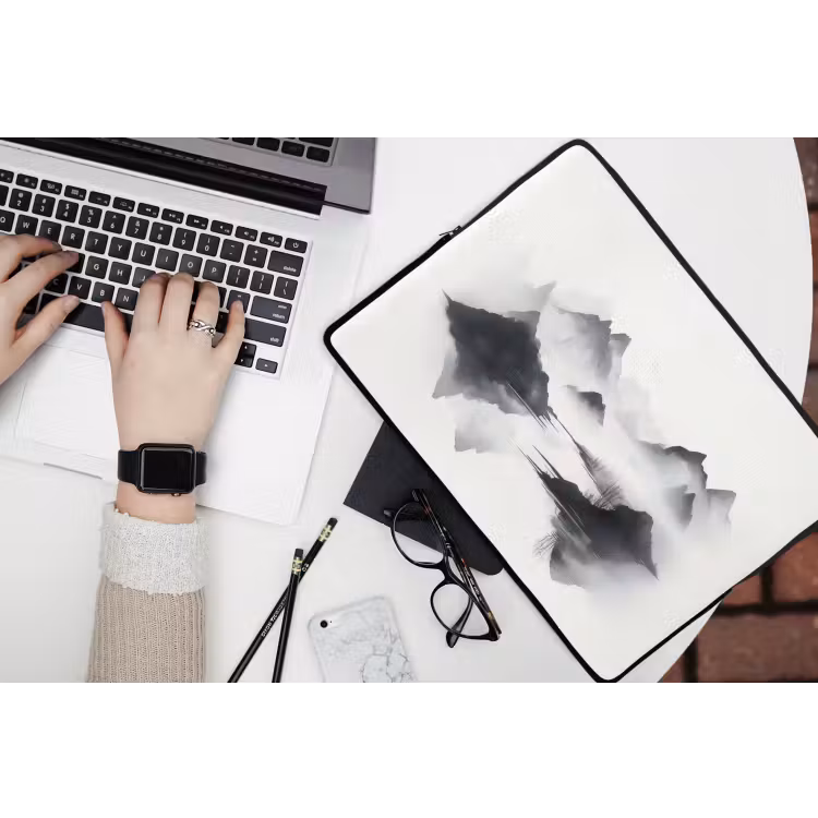 Bergen - Mistig - Water - Wit laptophoes neopreen klein -bureau