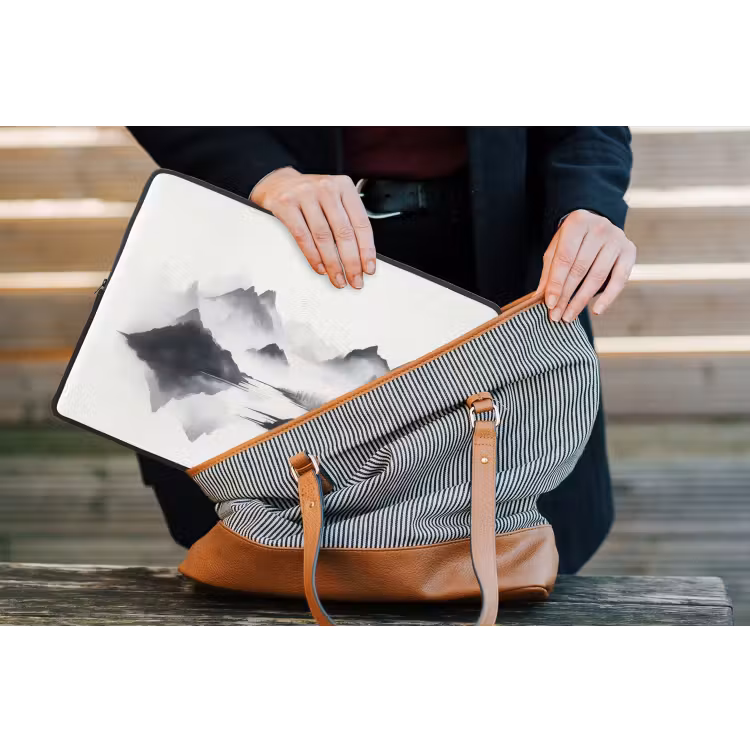 Bergen - Mistig - Water - Wit laptophoes neopreen klein -tas