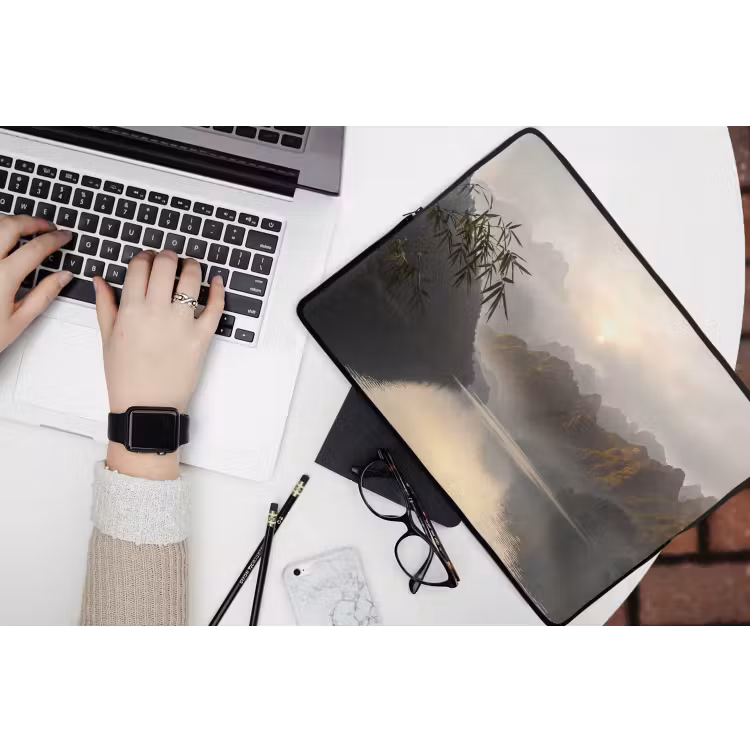 Bergen - Water - Mist - Natuur - Landschap laptophoes neopreen klein -bureau